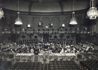 406325 Afbeelding van het Utrechts Stedelijk Orkest (U.S.O.) op het podium van de grote zaal van Tivoli (park Tivoli, ...